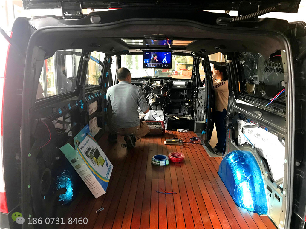 奔馳威霆商務房車內飾午夜精品网站在线观看
